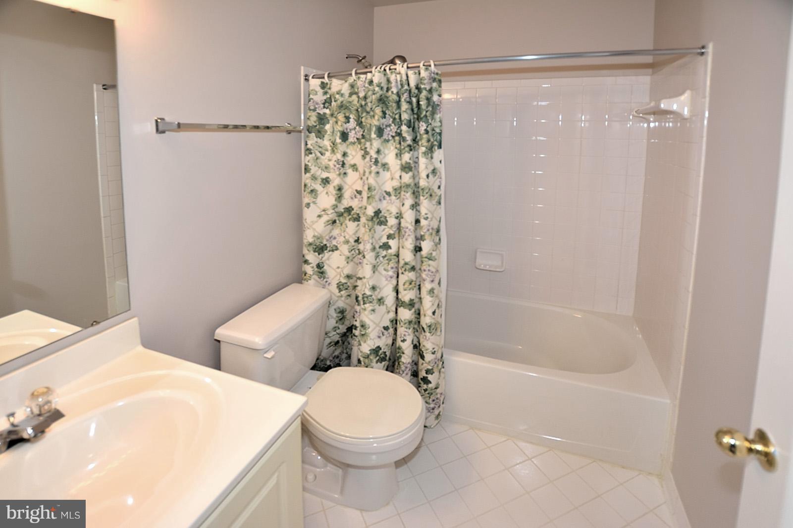 12019 Edgemere Circle Reston, VA 20190 - Photo 16 of 20 Bath (Master)