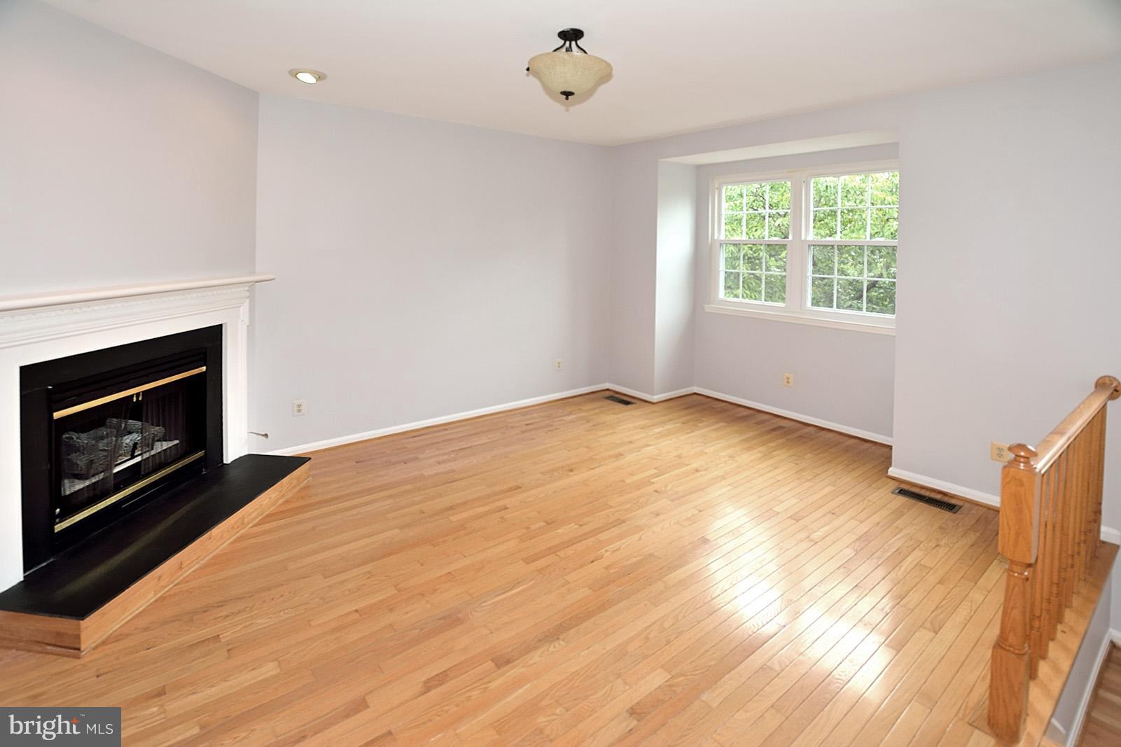 12019 Edgemere Circle Reston, VA 20190 - Photo 3 of 20 Living Room
