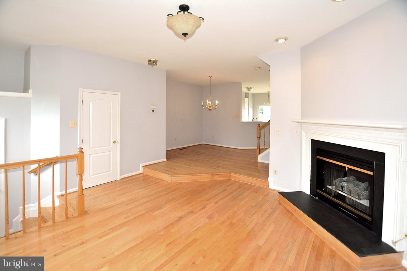 12019 Edgemere Circle Reston, VA 20190 - Photo 4 of 20 Living Room
