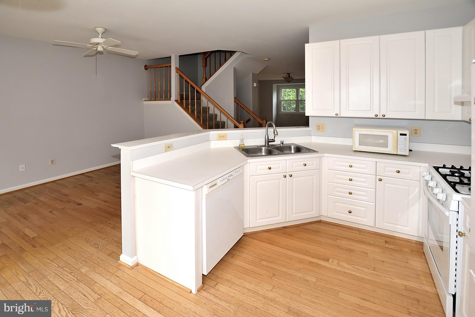 12019 Edgemere Circle Reston, VA 20190 - Photo 5 of 20 Kitchen