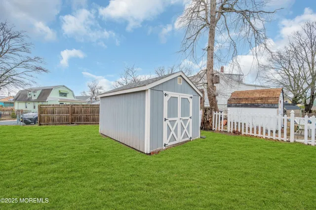 a view of a house with backyard and a tree