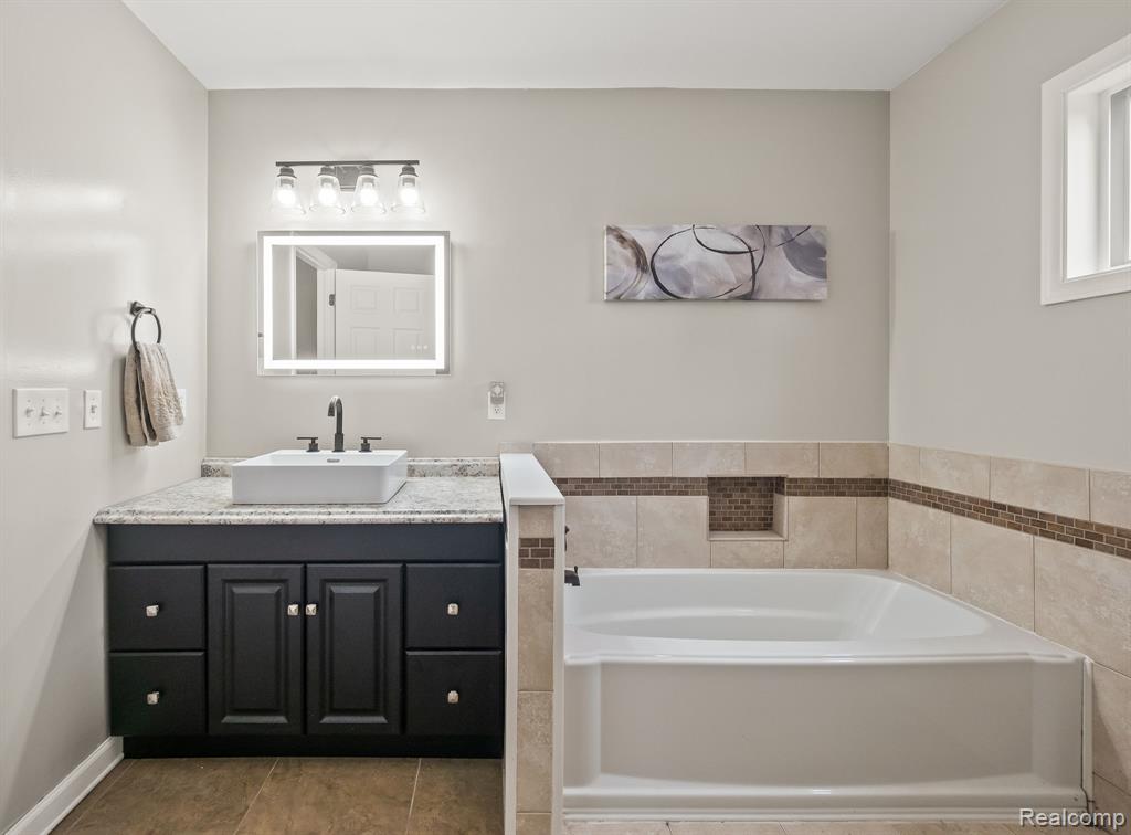 3811 Benstein Road Commerce Township, MI 48382 - Photo 21 of 32 Gallery Image 21