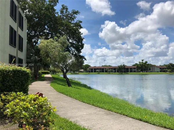 $1,850 | 210 Lake Pointe Drive, Unit 112, Oakland Park, FL 33309