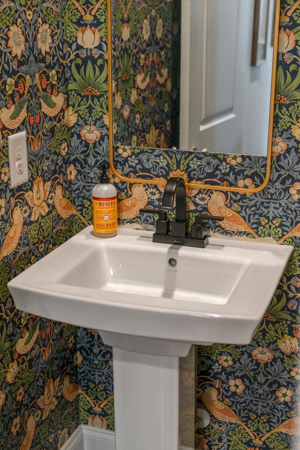 409 Eagle Ridge Nashville, TN 37209 - Photo 20 of 83 a bathroom with a sink and a mirror