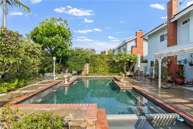 a view of a house with backyard