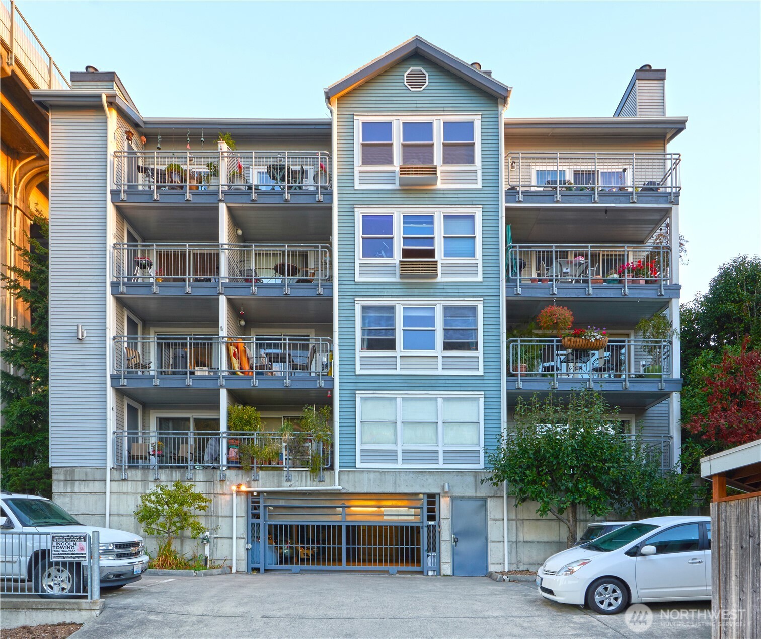 909 North 35th Street, Unit 403 Seattle, WA 98103 - Photo 30 of 37