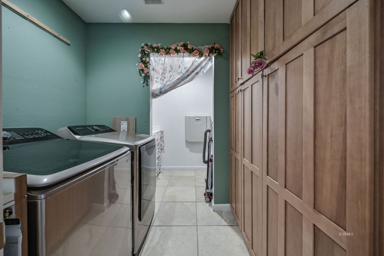 1025 Randall Street Ridgecrest, CA 93555 - Photo 50 of 50 a utility room with dryer and washer