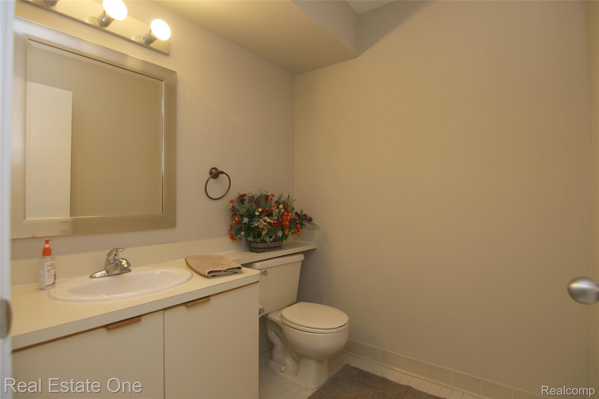 559 Harrow Court, Unit 39 Rochester, MI 48307 - Photo 3 of 19 jHarrow Ct Half Bath.jpg