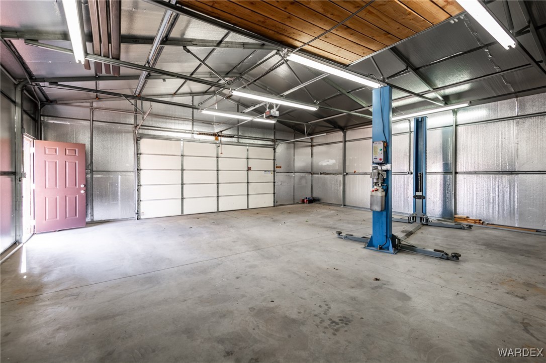 3648 North Neptune Road Golden Valley, AZ 86413 - Photo 24 of 31 Garage