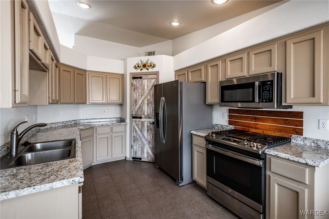 3648 North Neptune Road Golden Valley, AZ 86413 - Photo 8 of 31 Kitchen