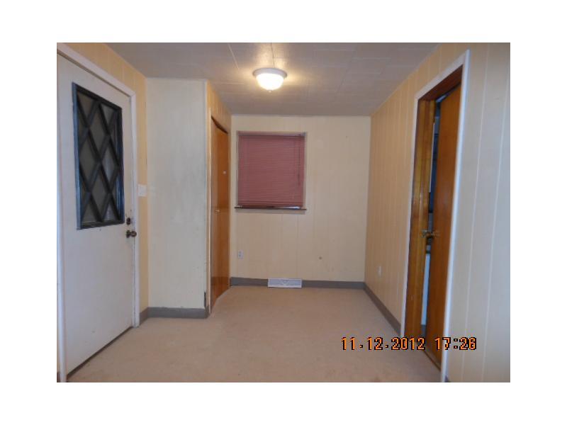 1060 Sun Valley Road Irwin, PA 15642 - Photo 2 of 20 Entry/Foyer.