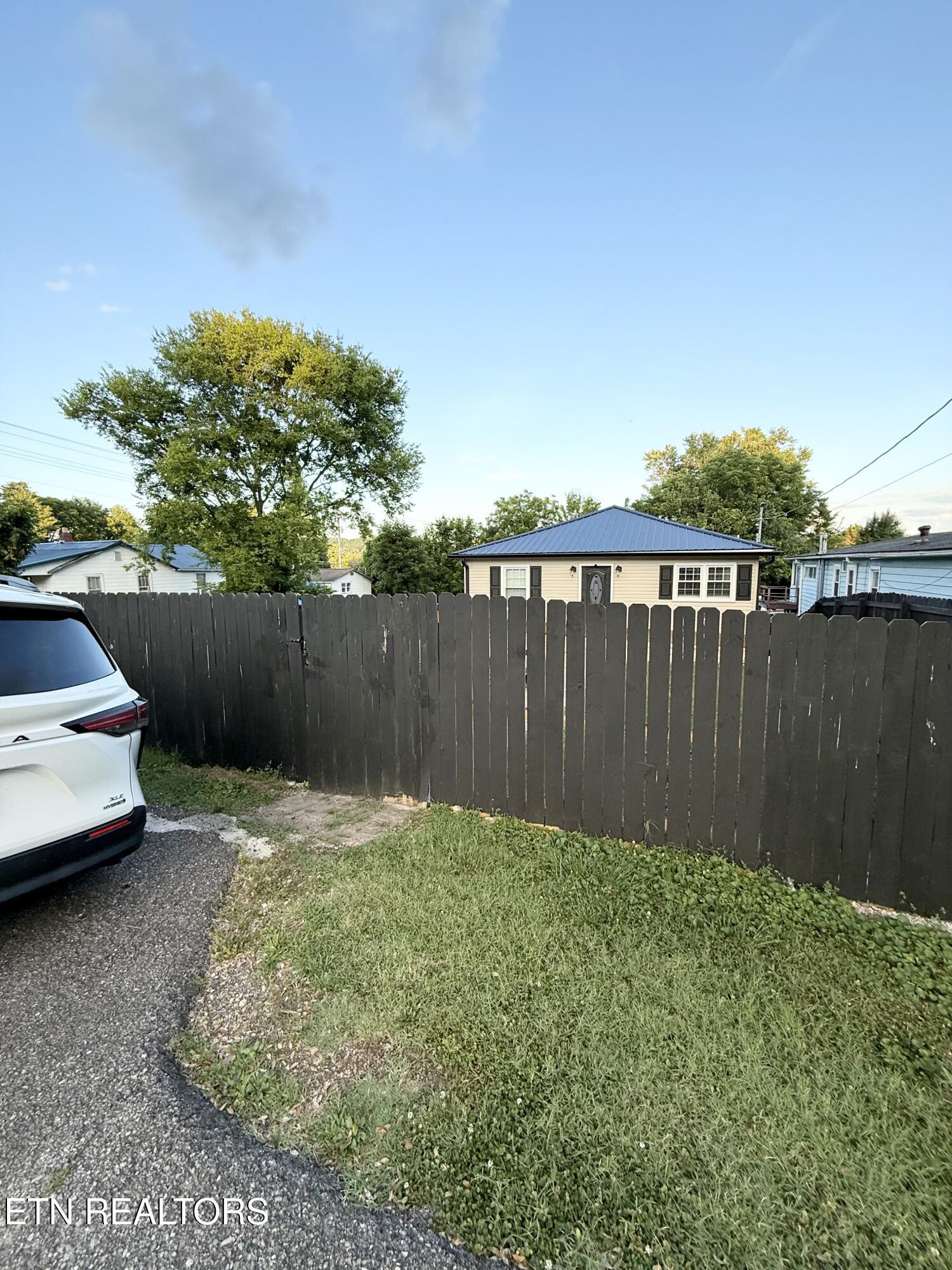 925 Medaris Street Clinton, TN 37716 - Photo 11 of 52 IMG_3889