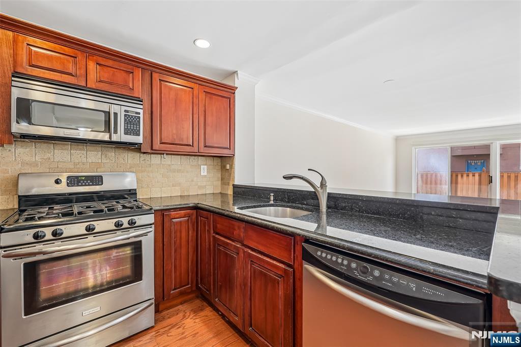 302 Chase Court, Unit 302 Edgewater, NJ 07020 - Photo 9 of 46