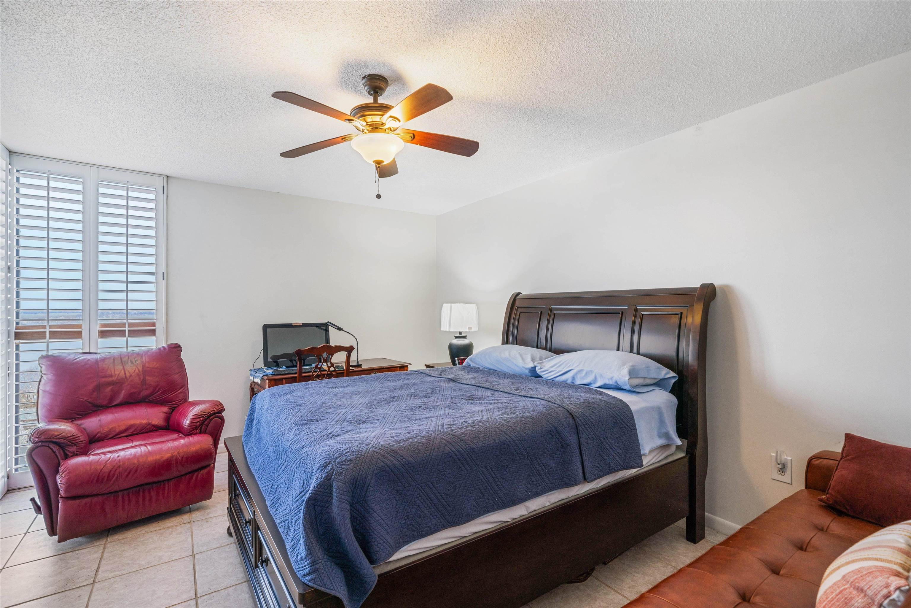200 Wagner Street, Unit 604 Memphis, TN 38103 - Photo 15 of 36 a bedroom with a bed and couch