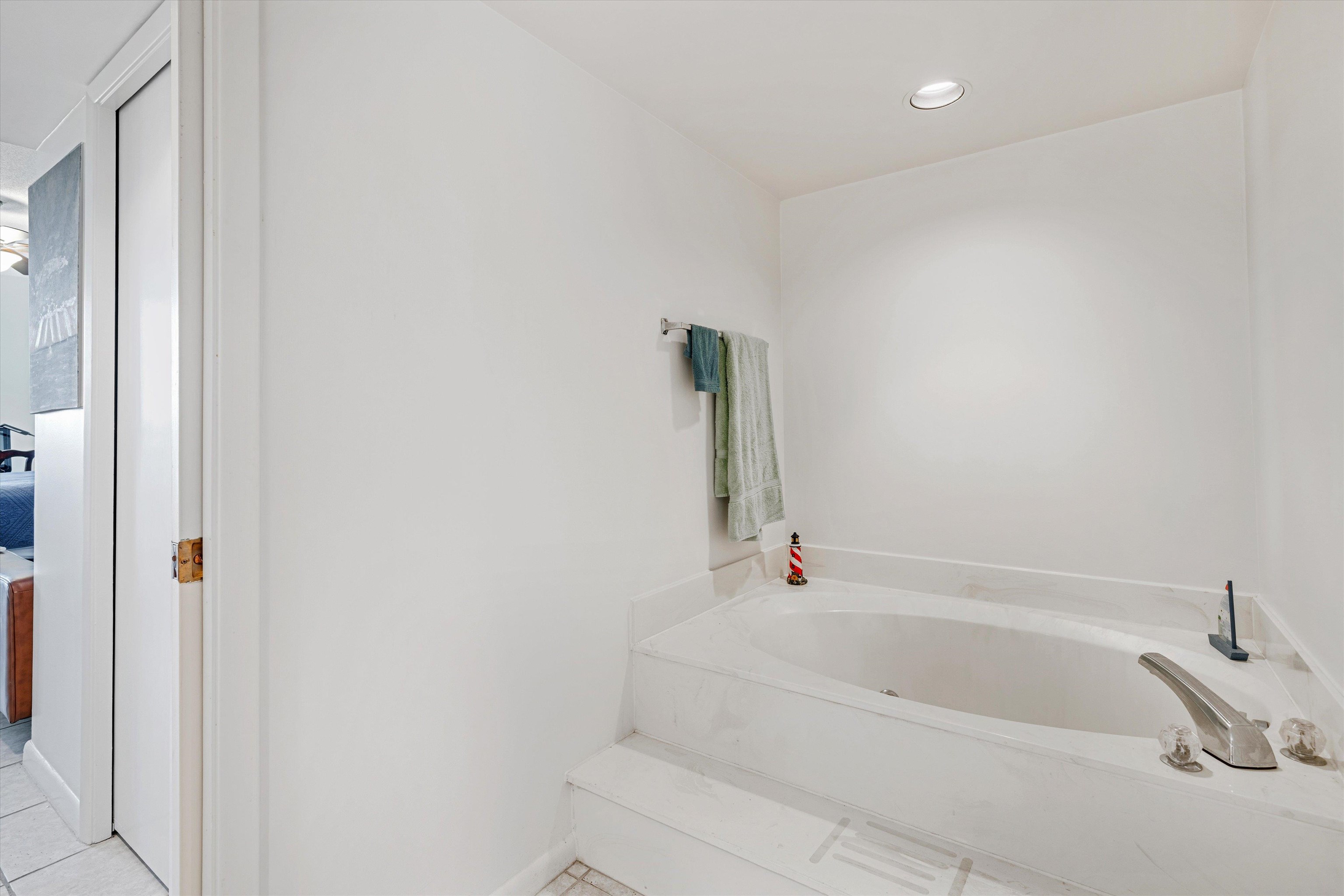 200 Wagner Street, Unit 604 Memphis, TN 38103 - Photo 18 of 36 Ensuite bathroom featuring a garden tub, tile patterned flooring, and recessed lighting