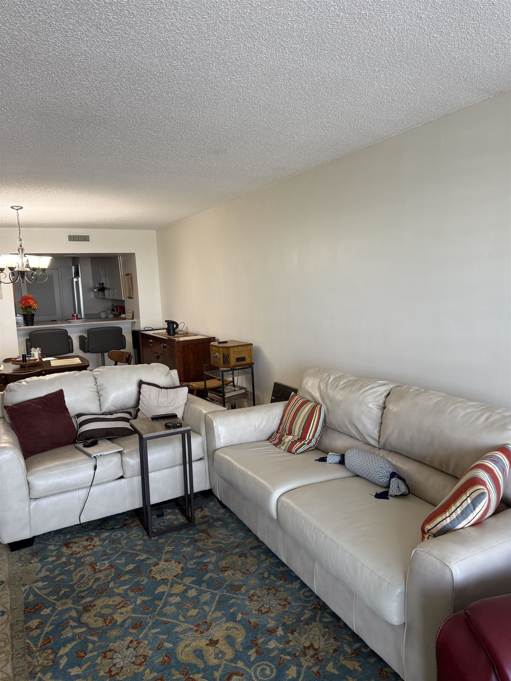 200 Wagner Street, Unit 604 Memphis, TN 38103 - Photo 8 of 36 a living room with furniture and a couch