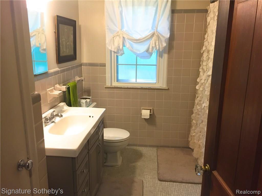 16451 Rougeway Street Livonia, MI 48154 - Photo 23 of 30