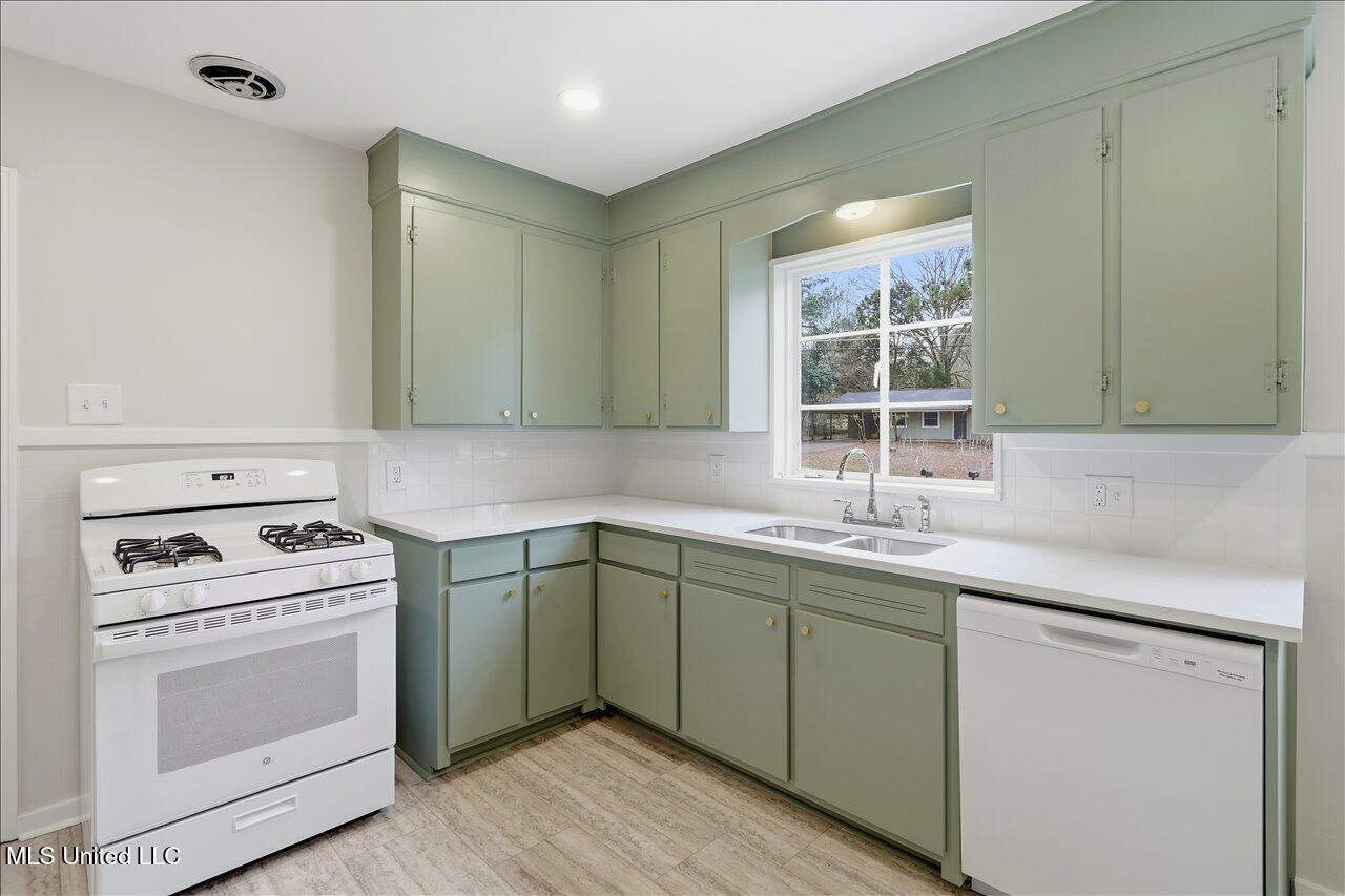 107 Murial Street Clinton, MS 39056 - Photo 6 of 25 08-107 Murial St _ Home Tours MS