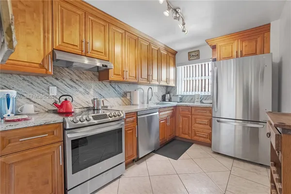 $3,000 | 245 18th Street, Unit 904, Miami Beach, FL 33139