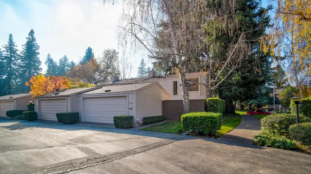 a view of a backyard