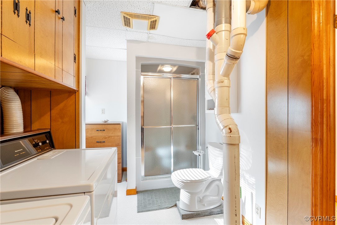 5290 Crumptown Road Farmville, VA 23901 - Photo 21 of 43 a bathroom with a toilet and a shower