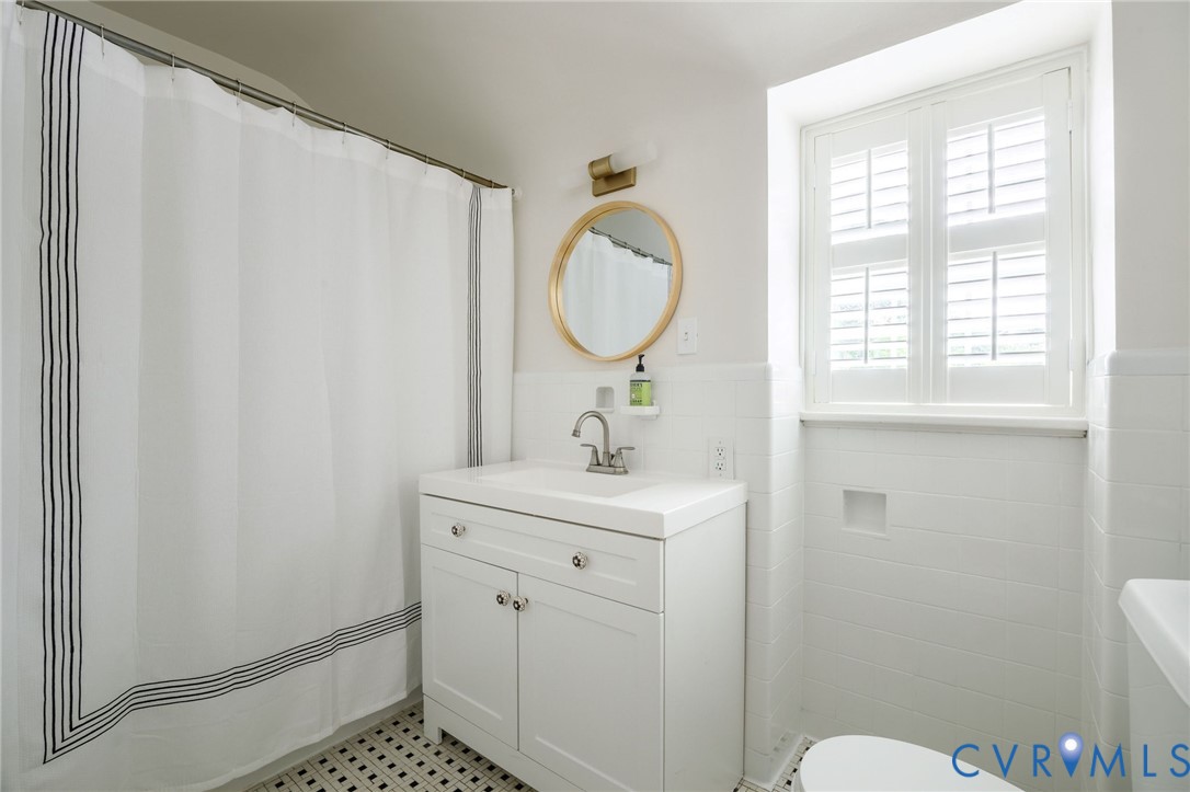 7108 Three Chopt Road Richmond, VA 23226 - Photo 39 of 49 2nd floor full bath, renovated with tub/shower