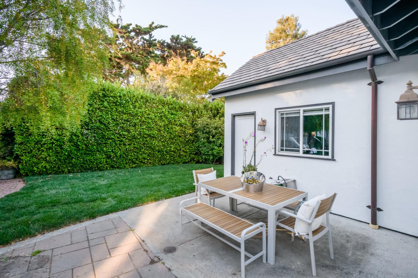 840 Newhall Road Burlingame, CA 94010 - Photo 35 of 41 a backyard of a house with table and chairs