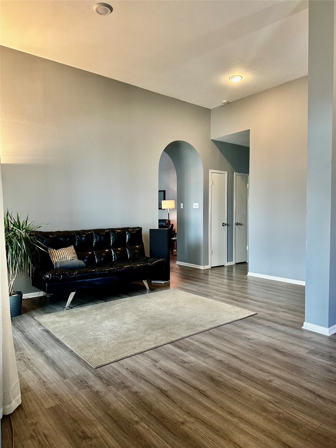 12922 Mills Bend Street Houston, TX 77070 - Photo 11 of 50 a room with a couch and a potted plant on table