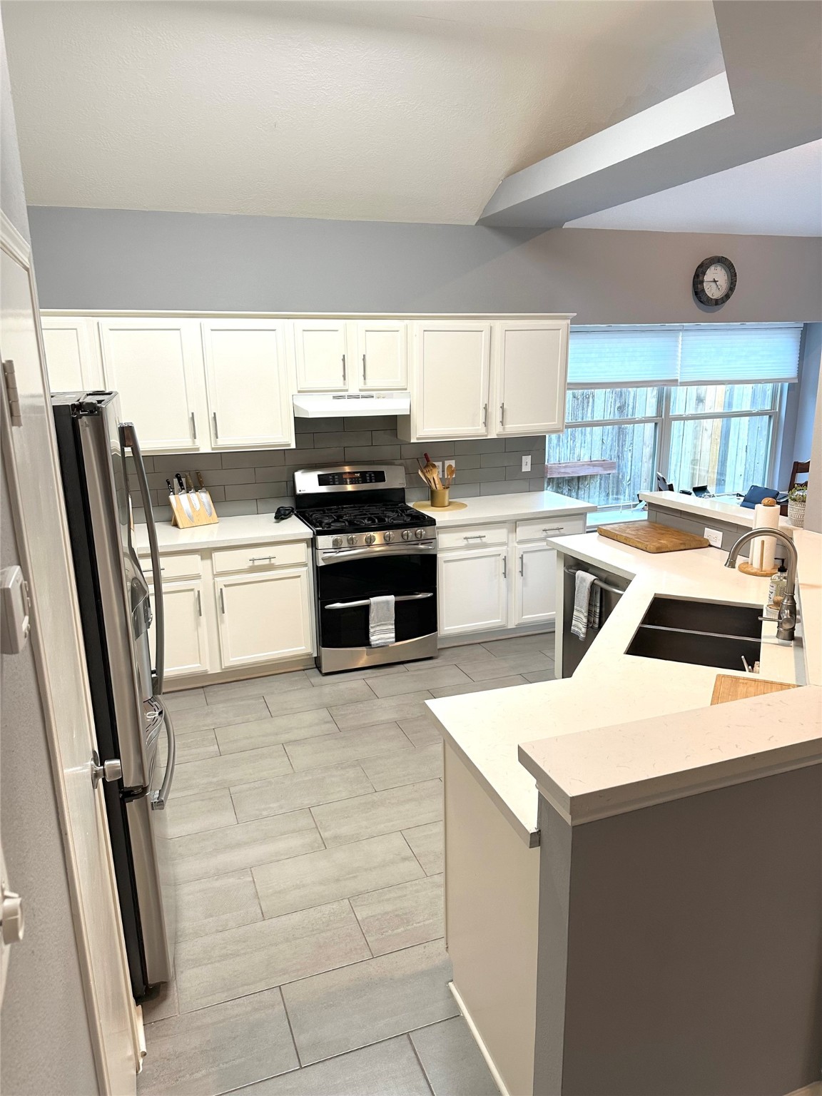 12922 Mills Bend Street Houston, TX 77070 - Photo 18 of 50 a kitchen with a refrigerator a stove top oven and a sink