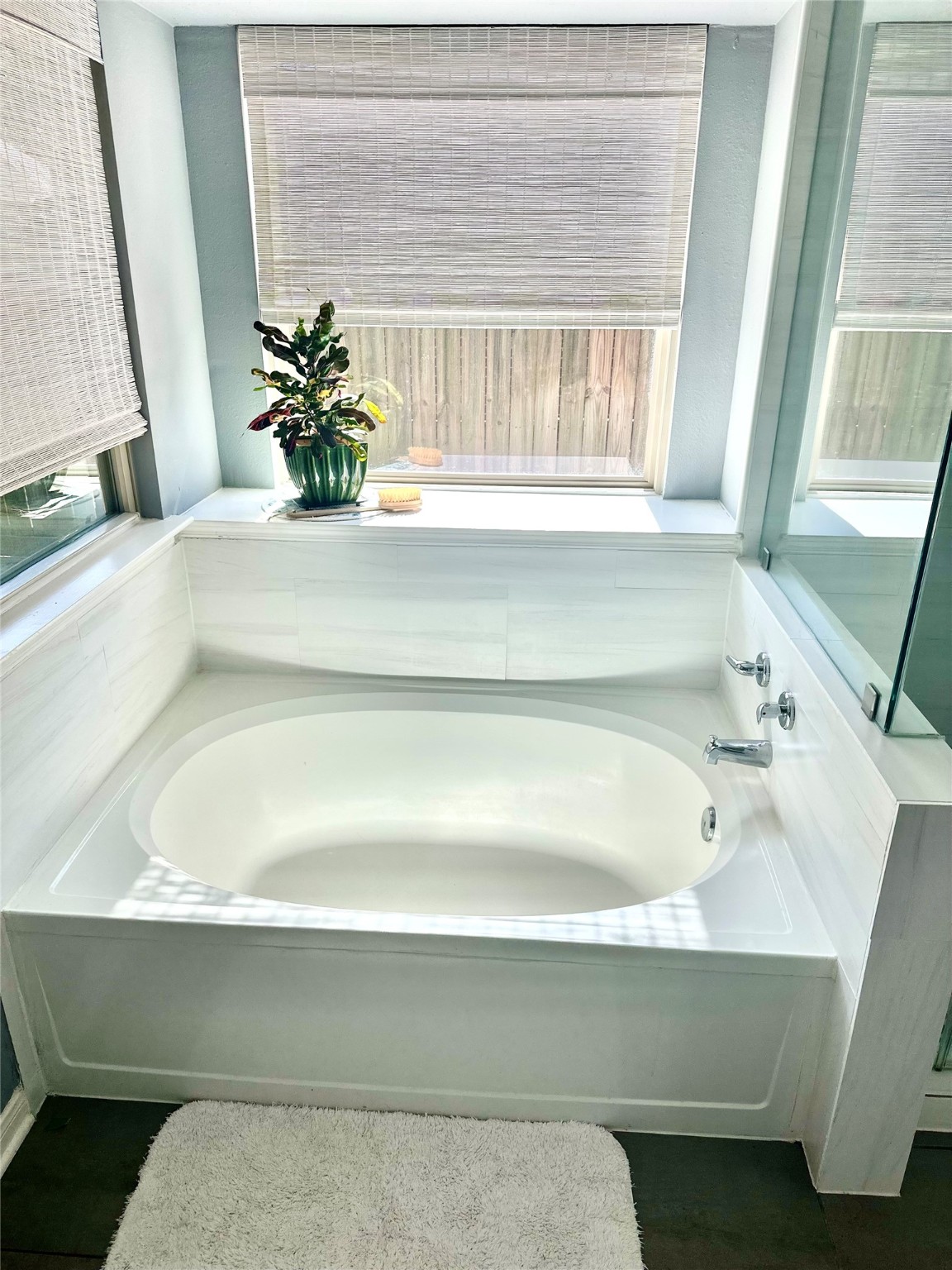 12922 Mills Bend Street Houston, TX 77070 - Photo 31 of 50 a bathroom with sink and bathtub