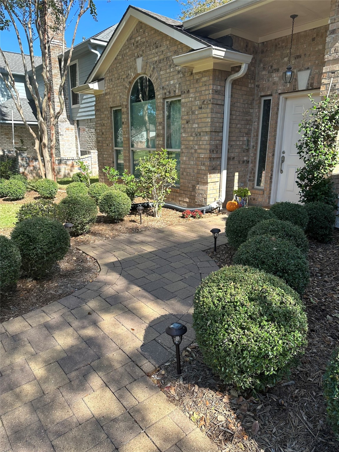 12922 Mills Bend Street Houston, TX 77070 - Photo 4 of 50 a front view of a house with a garden