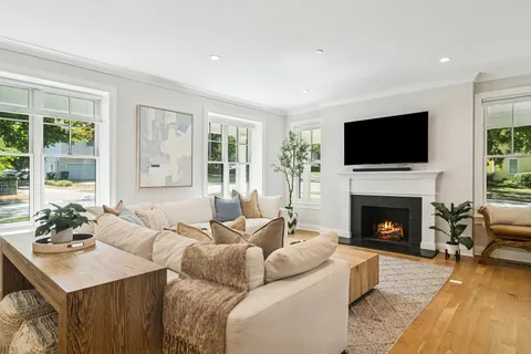 $1,250,000 | 302 East Hillside Avenue, Barrington, IL 60010