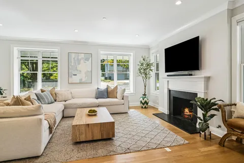 $1,250,000 | 302 East Hillside Avenue, Barrington, IL 60010