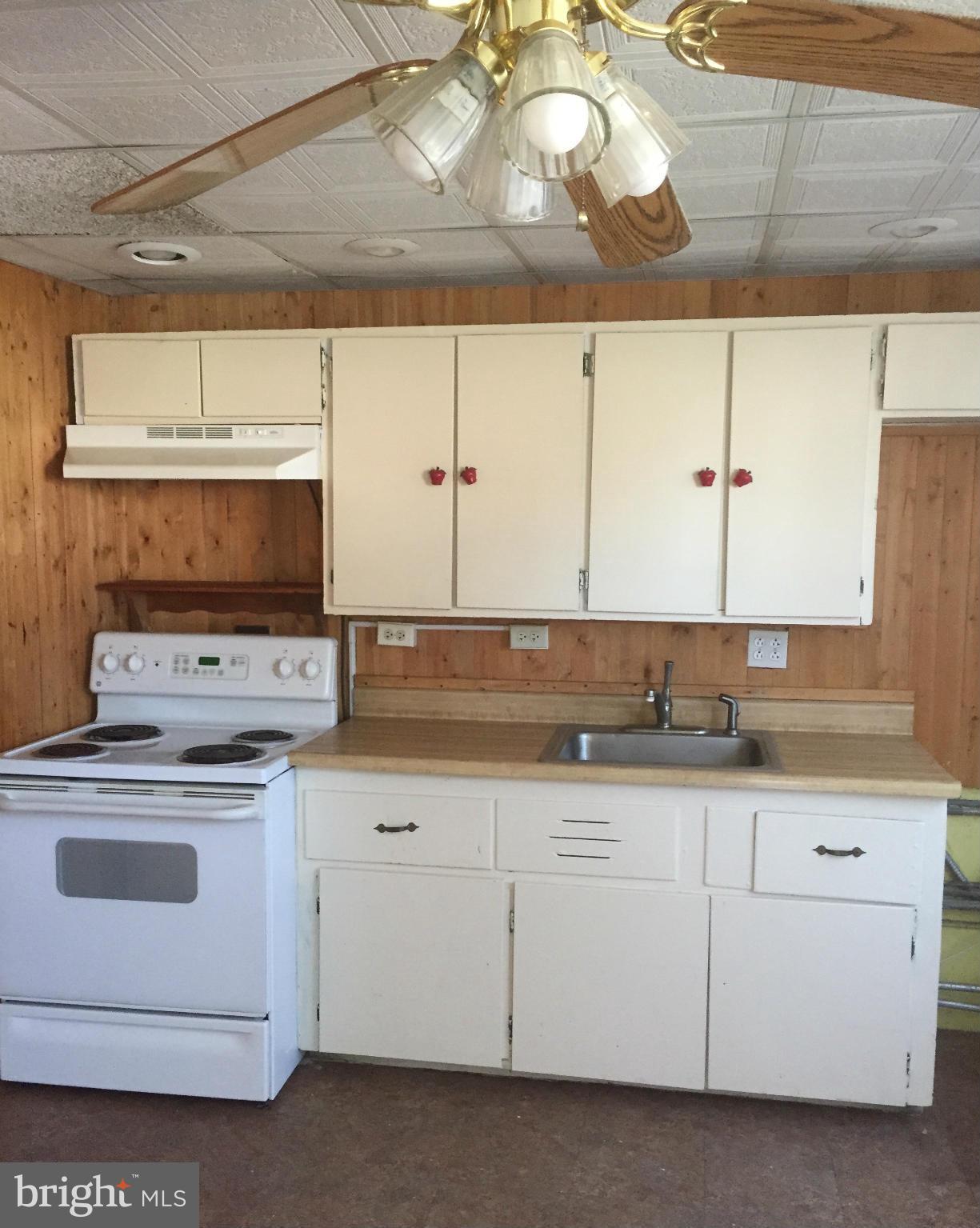 4137 Hollins Ferry Road Baltimore, MD 21227 - Photo 4 of 9 Kitchen