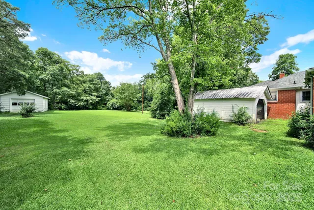 a view of a house with backyard and garden
