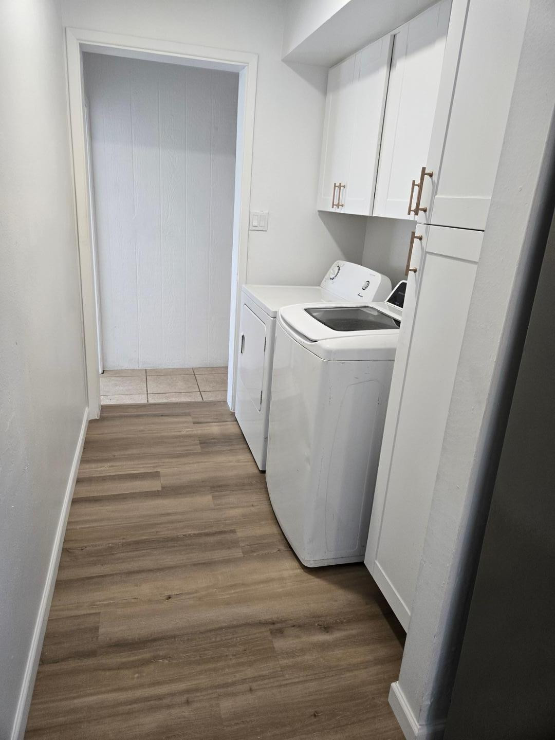 620 East Broadway Lane Tempe, AZ 85282 - Photo 4 of 15 a view of a room with wooden floor washer and dryer