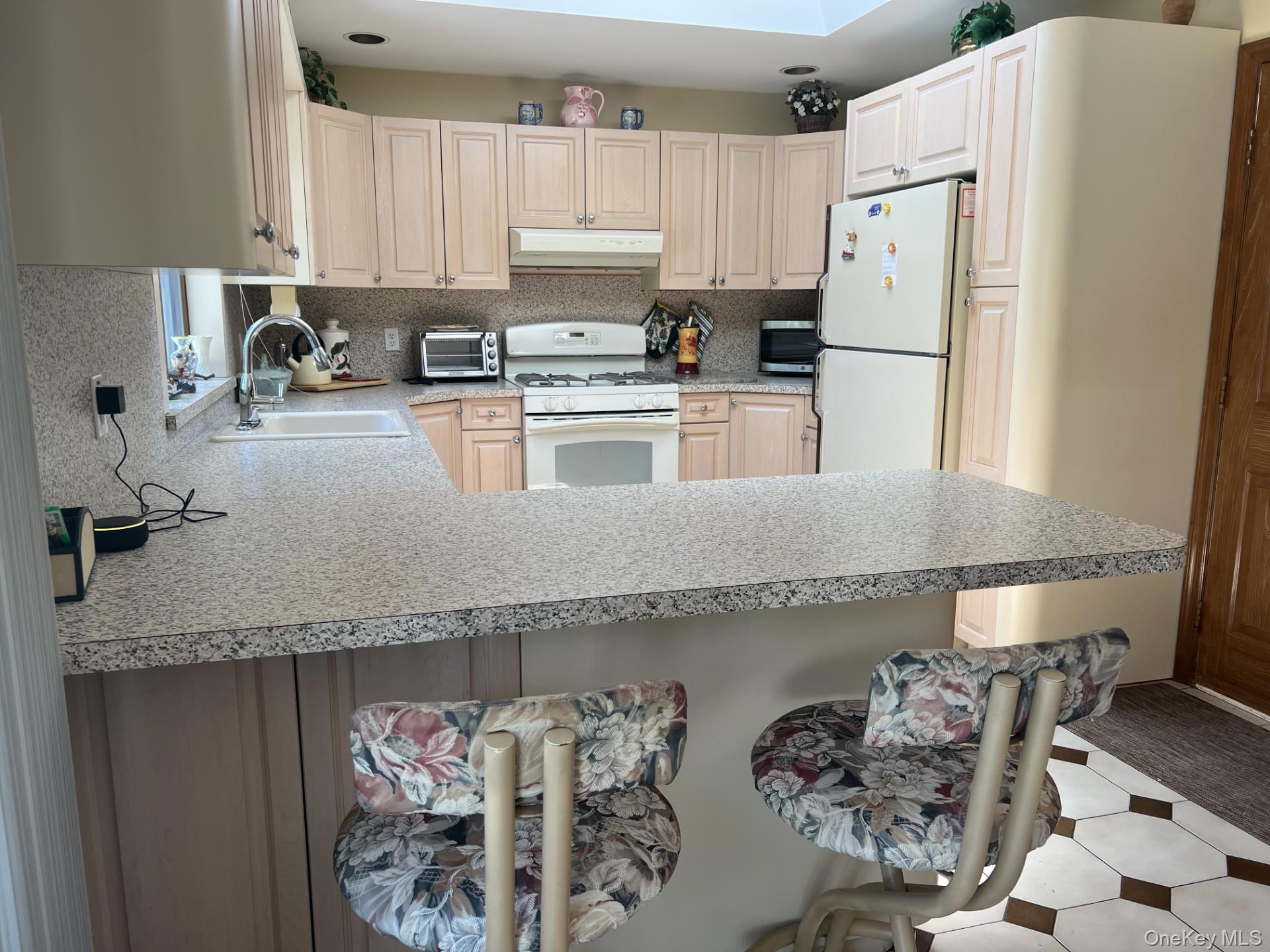 215 Leon Road Southold, NY 11971 - Photo 4 of 17 The well-equipped kitchen .