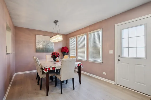 $569,000 | 639 Comstock Avenue, Elmhurst, IL 60126