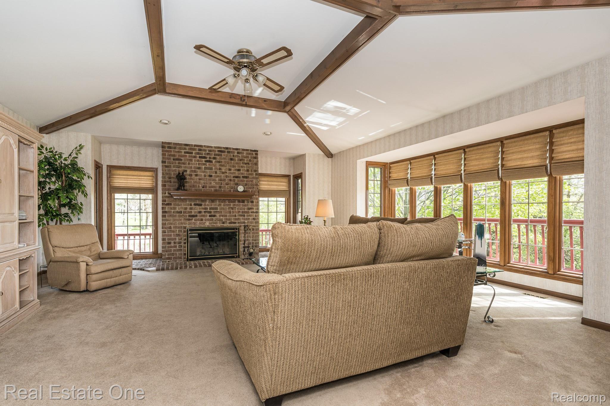 3798 Summit Ridge Drive Rochester, MI 48306 - Photo 14 of 32 3798 Summit Ridge Vaulted Ceiling Family Room w/Natural Fireplace MLS-W014.jpg