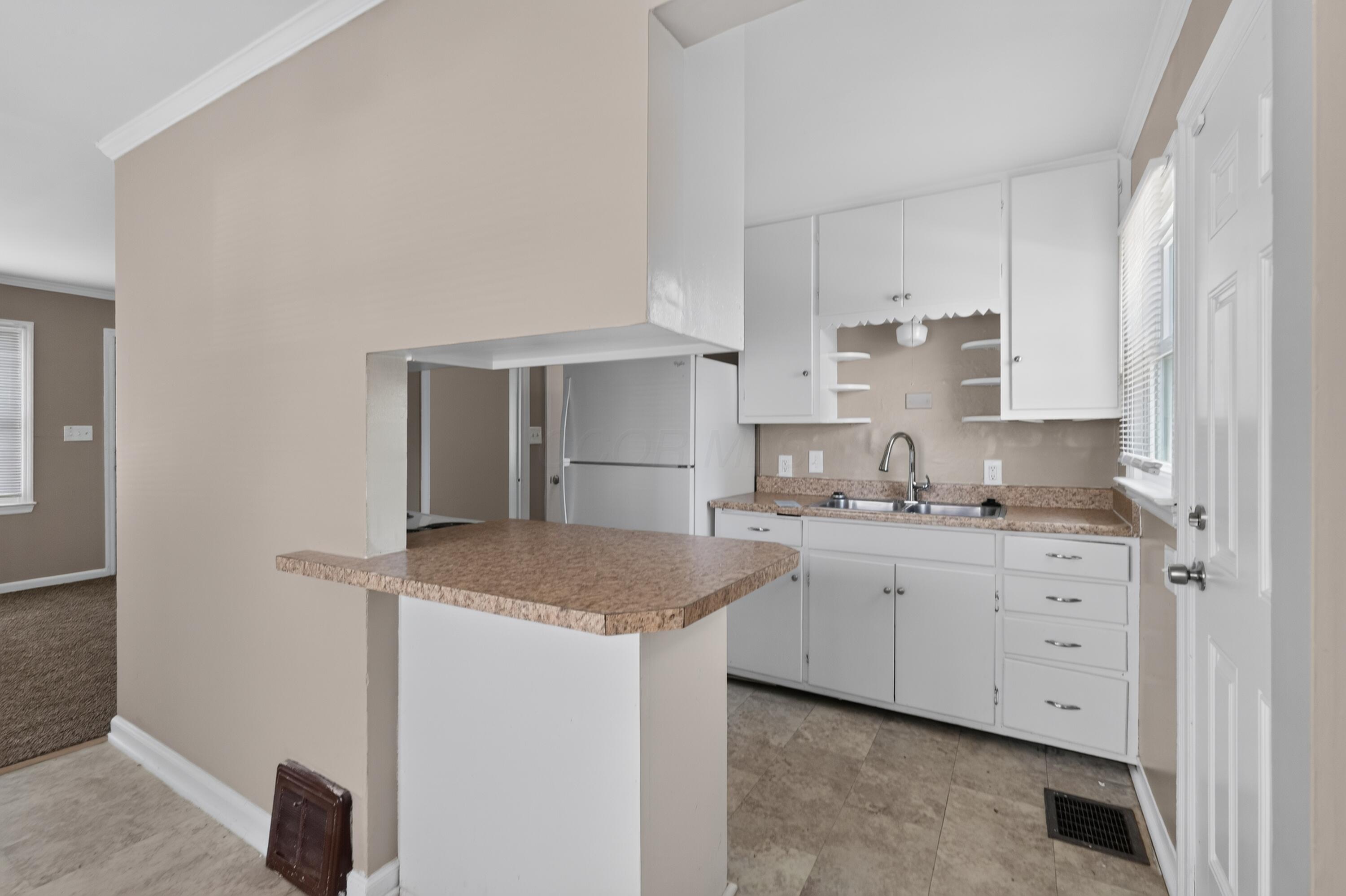 636 South Ashburton Road Columbus, OH 43213 - Photo 7 of 32 10_636_S_Ashburton_Rd-Kitchen-n-19
