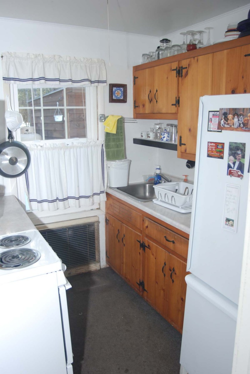 8 Grove Road Stockbridge, MA 01262 - Photo 4 of 5 a utility room with dryer and washer