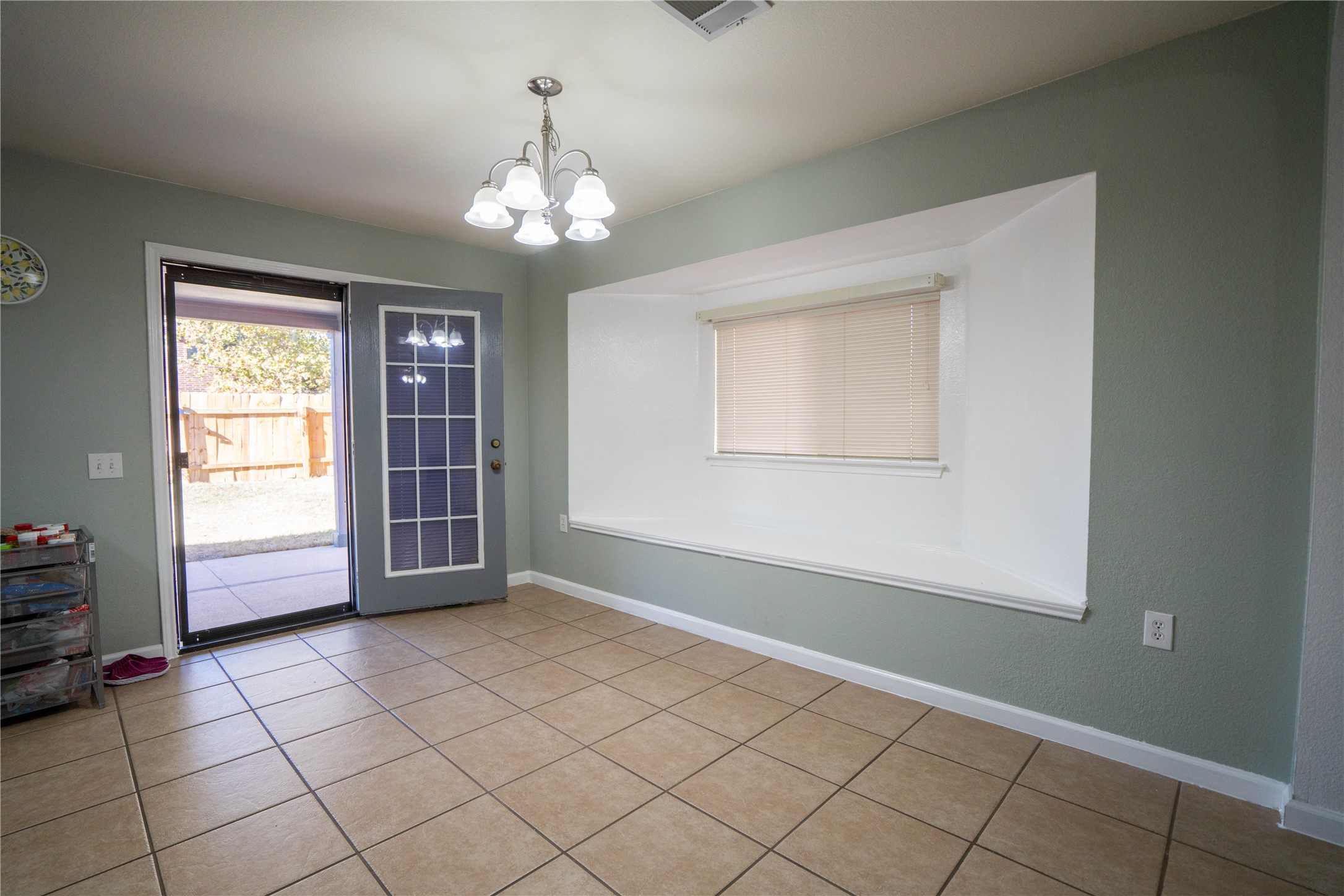 7516 Cats-Eye Lane Austin, TX 78747 - Photo 9 of 30 an empty room with windows and ceiling fan