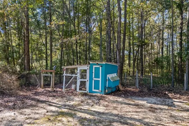 a view of a house with backyard