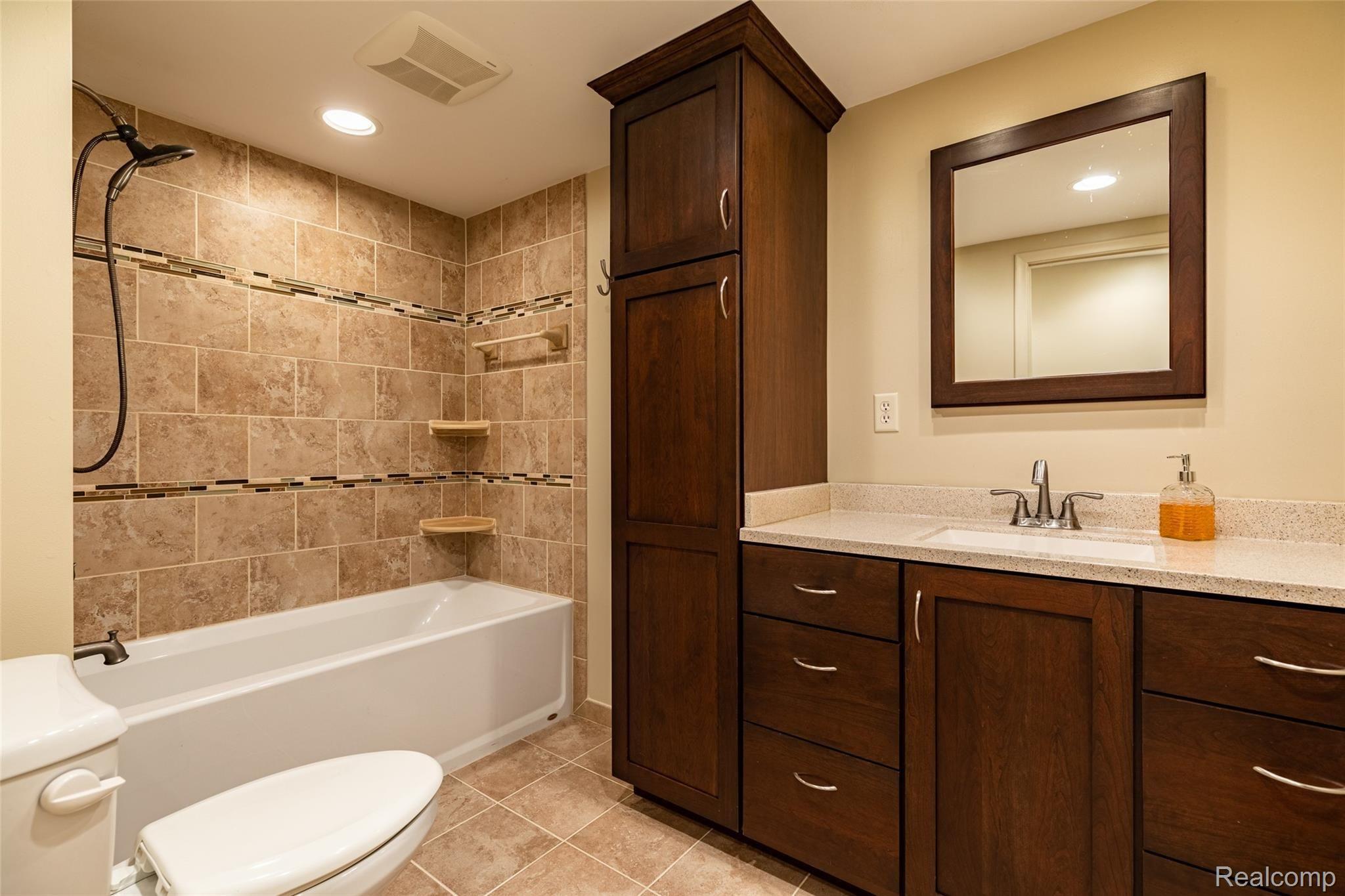 3613 Cone Avenue Rochester, MI 48309 - Photo 14 of 26 17.Bathroom