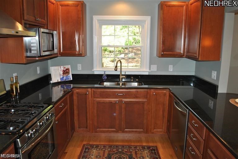 20899 Farnsleigh Road Beachwood, OH 44122 - Photo 4 of 17