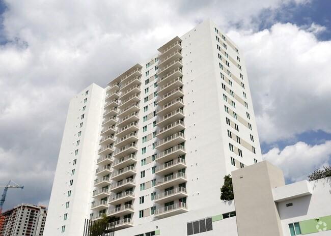 110 Southwest 12th Street, Unit 902 Miami, FL 33130 - Photo 25 of 25 walk in view of a city