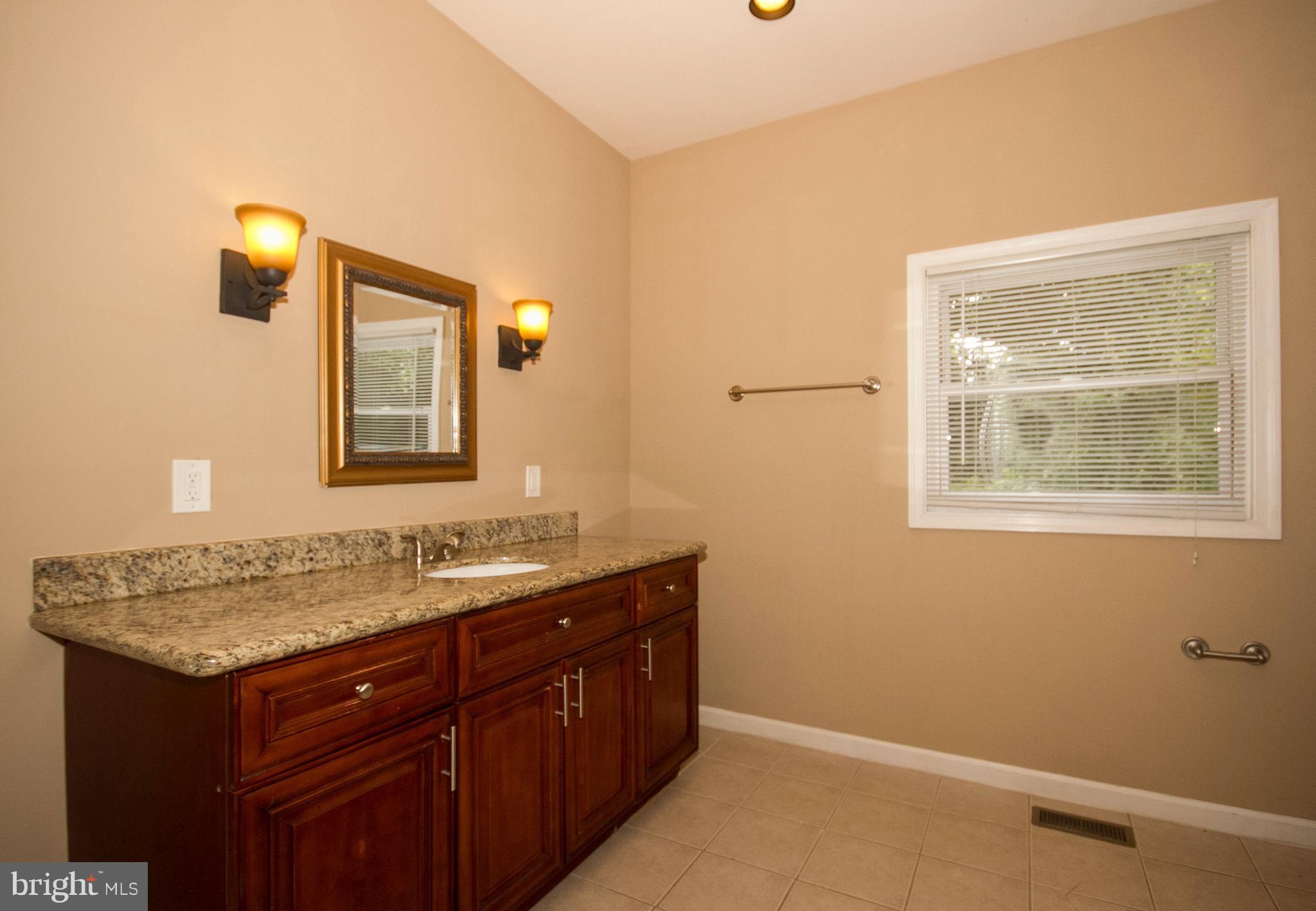 642 Orpington Road Baltimore, MD 21229 - Photo 11 of 20 1st FLoor Master Bath