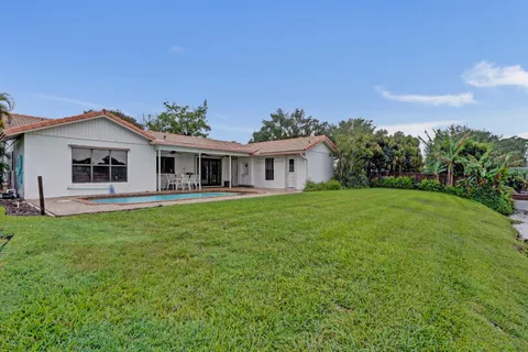 a view of a house with a backyard