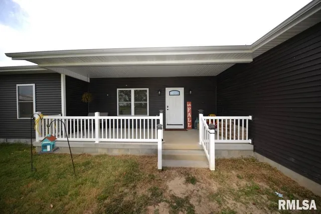 $329,900 | 17359 Log Cabin Road, Ewing, IL 62836