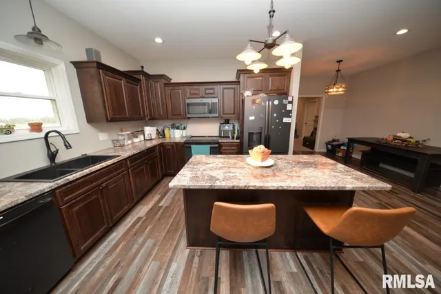 $329,900 | 17359 Log Cabin Road, Ewing, IL 62836